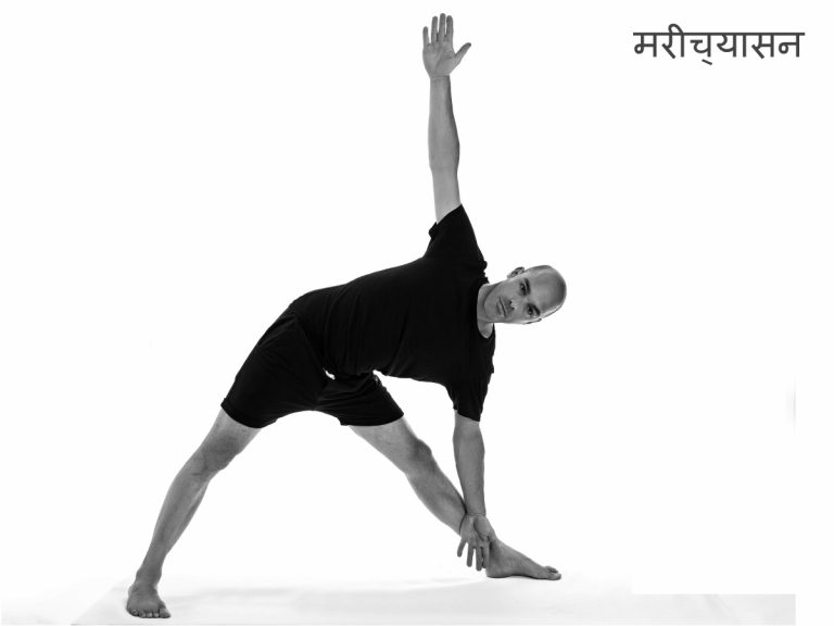 utthita-trikon-asana - einen Schritt vorwärts tun - graustufen - Yoga Forum Nürnberg