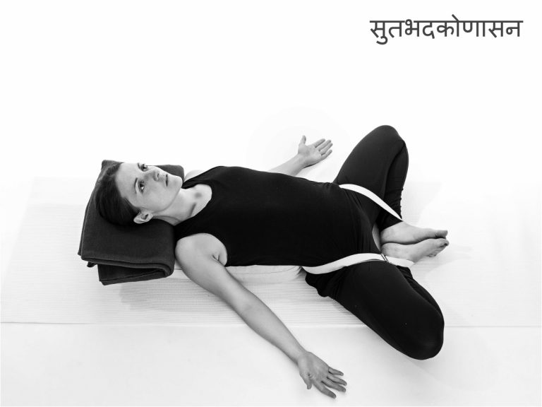 supta-baddha-kona-asana - mit weich zusammengefalteten Beinen liegen - graustufen - Yoga Forum Nürnberg
